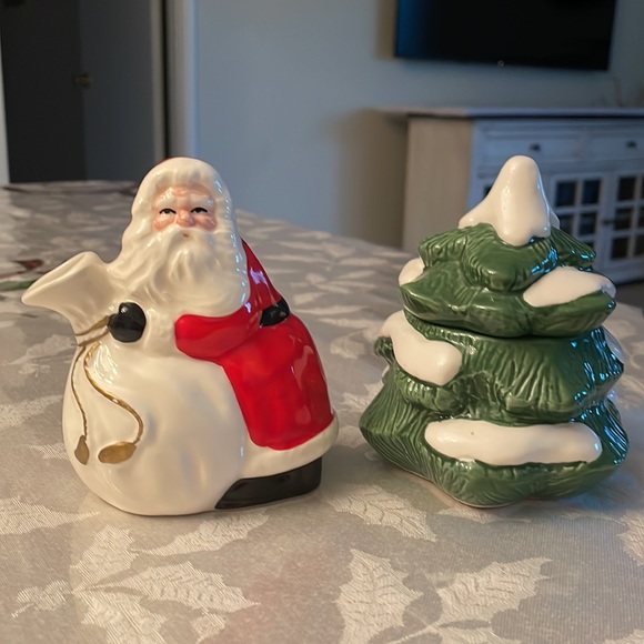 Christmas Sugar and Creamer Fine Ceramic Set. - Picture 2 of 13